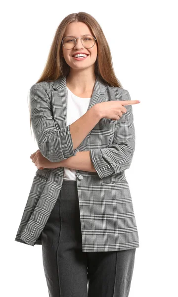 Hermosa joven empresaria señalando algo sobre fondo blanco — Foto de Stock