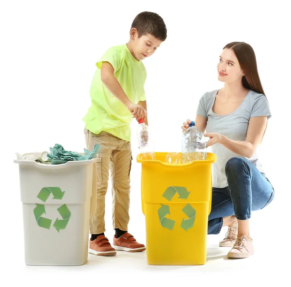 Mãe e filho com recipientes para lixo no fundo branco. Conceito de reciclagem — Fotografia de Stock