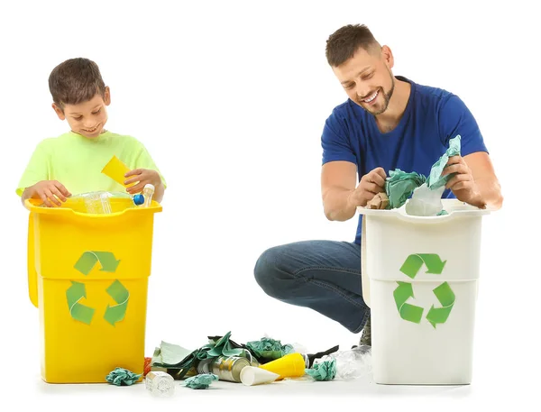Pai e filho com recipientes para lixo no fundo branco. Conceito de reciclagem — Fotografia de Stock