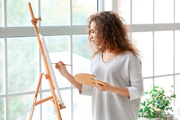 Hermosa mujer afroamericana artista pintura en el estudio —  Fotos de Stock