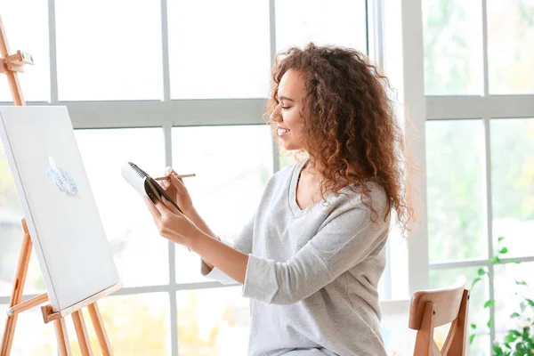 Beautiful female African-American artist in studio — Stock Photo, Image