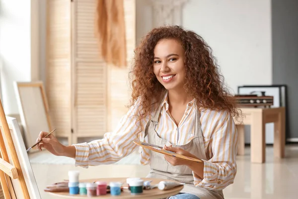 Hermosa mujer afroamericana artista pintura en el estudio — Foto de Stock