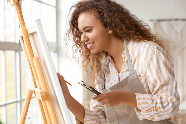 Stüdyoda güzel bir Afro-Amerikan ressam.