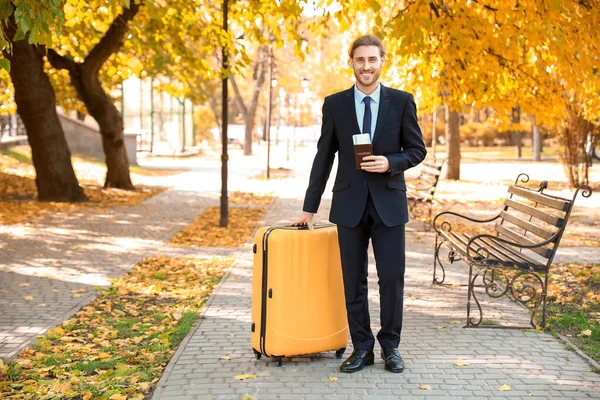 Jovem empresário com bagagem ao ar livre — Fotografia de Stock