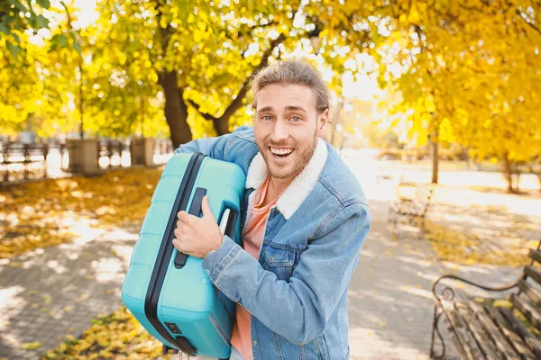 Молодой человек с багажом на открытом воздухе — стоковое фото