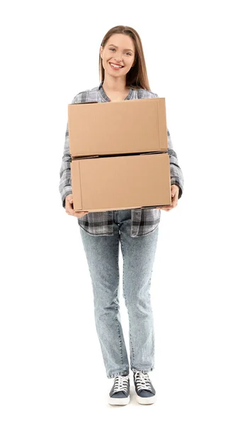 Młoda kobieta z ruchomymi pudełkami na białym tle — Zdjęcie stockowe