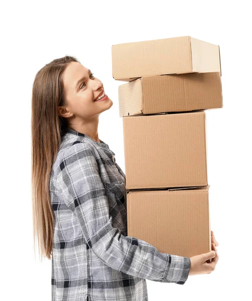 Beyaz arka planda kutuları taşıyan genç bir kadın. — Stok fotoğraf