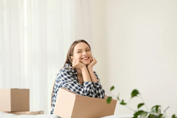 Šťastná mladá žena s pohyblivým box v novém domě — Stock fotografie