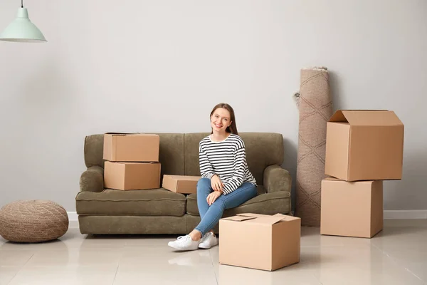 Szczęśliwa młoda kobieta z ruchomymi pudełkami w nowym domu — Zdjęcie stockowe