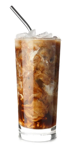 Стакан вкусного холодного кофе на белом фоне — стоковое фото