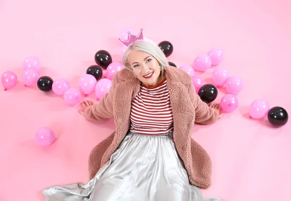 Cool mujer madura de moda con globos de aire sobre fondo de color — Foto de Stock