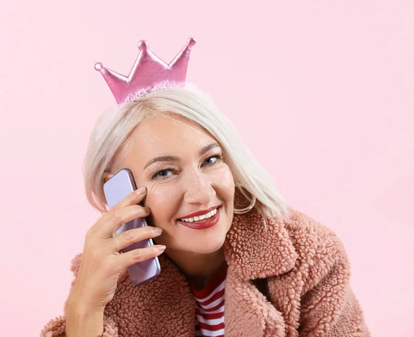 Cool mujer madura de moda hablando por teléfono móvil en el fondo de color — Foto de Stock