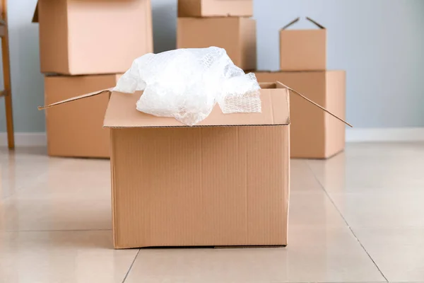 Картонные коробки с вещами в номере в день переезда — стоковое фото