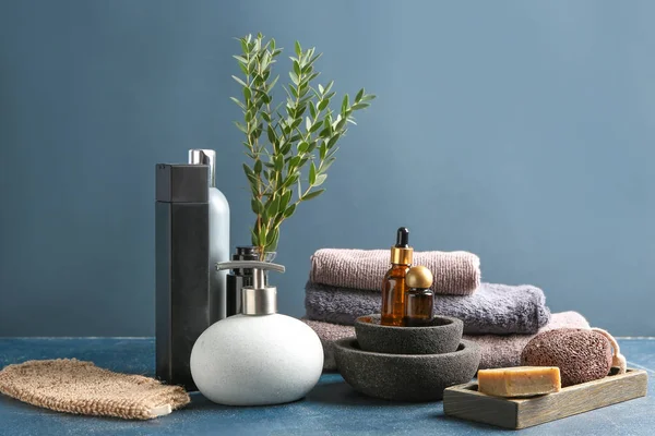 Gri arkaplanda banyo aksesuarları