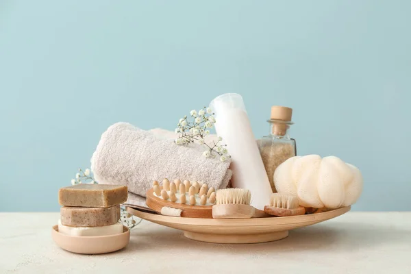 Juego de accesorios de baño sobre mesa blanca —  Fotos de Stock