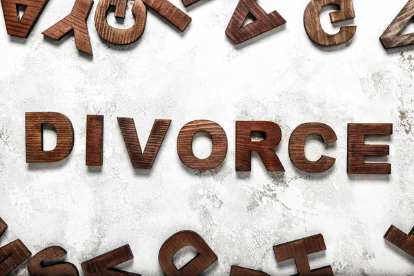 Πολλά γράμματα και λέξη Διαζύγιο στο φως φόντο — Φωτογραφία Αρχείου