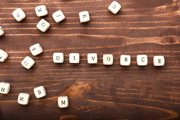 离婚是由木制背景的立方体做成的 — 图库照片