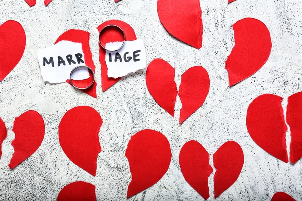 许多破碎的心、戒指和撕破的纸上都有"婚姻"的字样。 离婚的概念 — 图库照片