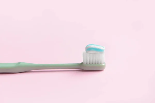 Tandenborstel met plak op kleur achtergrond — Stockfoto