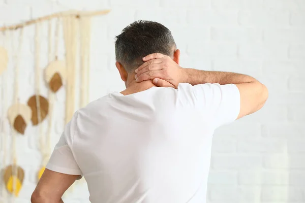 Älterer Mann leidet zu Hause unter Nackenschmerzen — Stockfoto