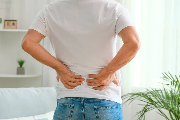 Älterer Mann leidet zu Hause unter Rückenschmerzen — Stockfoto