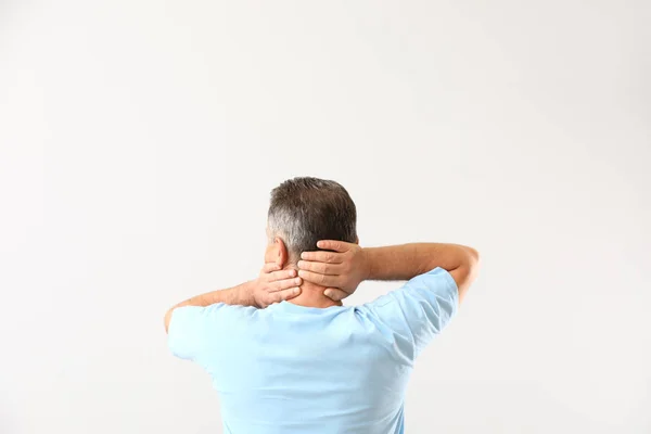 Hombre maduro que sufre de dolor de cuello sobre fondo blanco — Foto de Stock