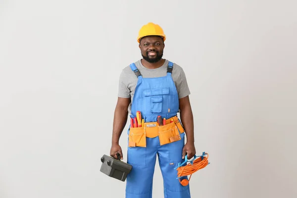 浅色背景的非裔美国电工 — 图库照片