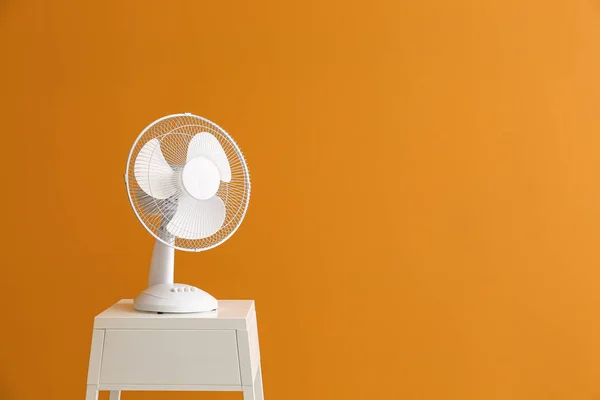 Elektrische ventilator op kleur achtergrond — Stockfoto