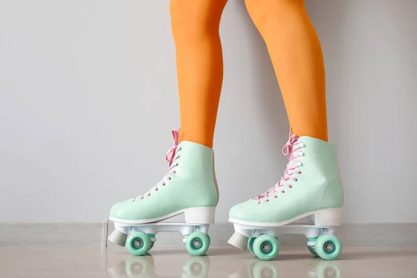 Ноги молодой женщины на роликовых коньках в помещении — стоковое фото