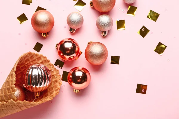 Cône de gaufre avec décor de Noël sur fond de couleur — Photo