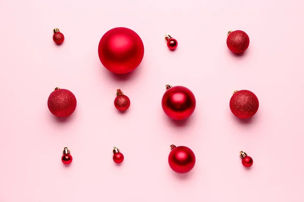 Piękne kulki świąteczne na tle koloru — Zdjęcie stockowe