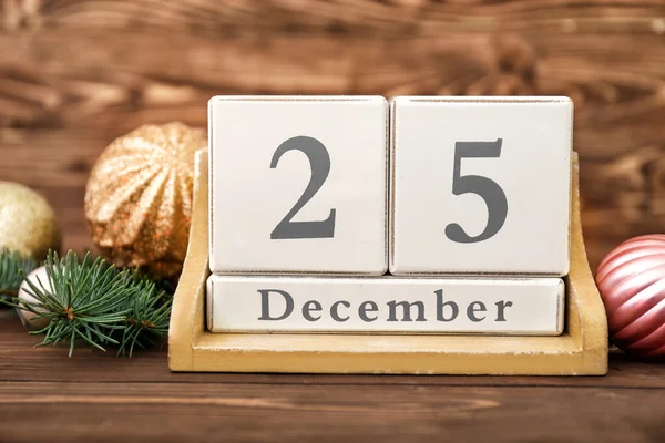 クリスマスの日付とテーブルの上の装飾とカレンダー — ストック写真