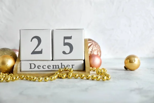 Calendar with date of Christmas and decor on table — Stock Photo, Image
