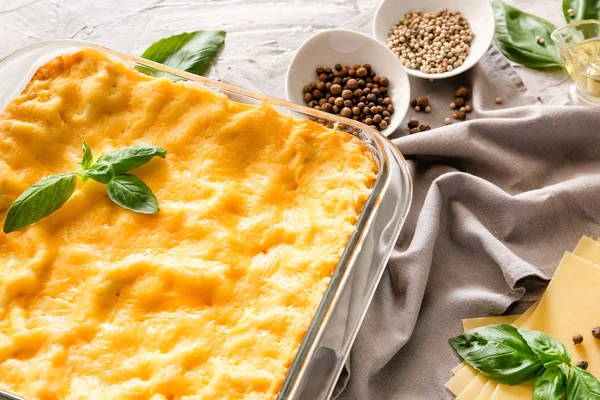 Baking dish with prepared lasagna on grey background — Stock Photo, Image