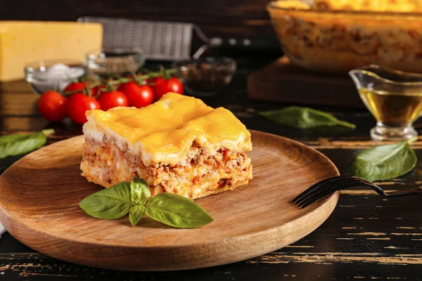 Talíř s připravenými lasagne na dřevěném stole — Stock fotografie