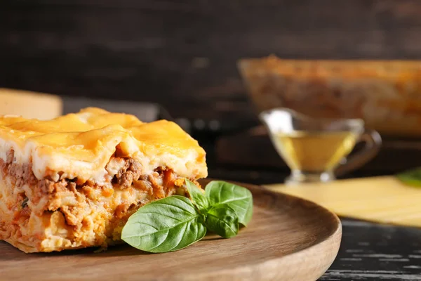 Piatto con lasagne preparate in tavola, primo piano — Foto Stock