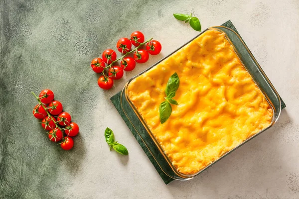 Baking dish with prepared lasagna on color background — Stock Photo, Image