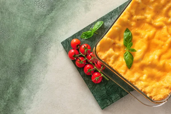 Baking dish with prepared lasagna on color background — Stock Photo, Image