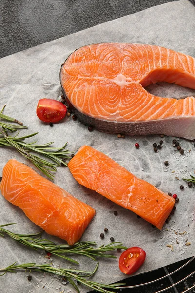 Композиція зі свіжим сирим лососем на столі — стокове фото