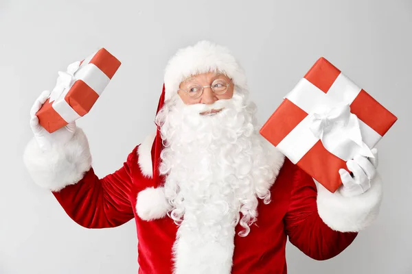 Santa Claus z prezentami na tle światła — Zdjęcie stockowe