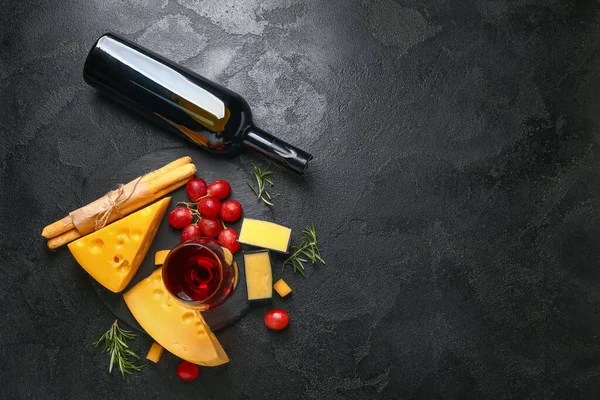 Ассортимент свежих сыров с вином на тёмном фоне — стоковое фото