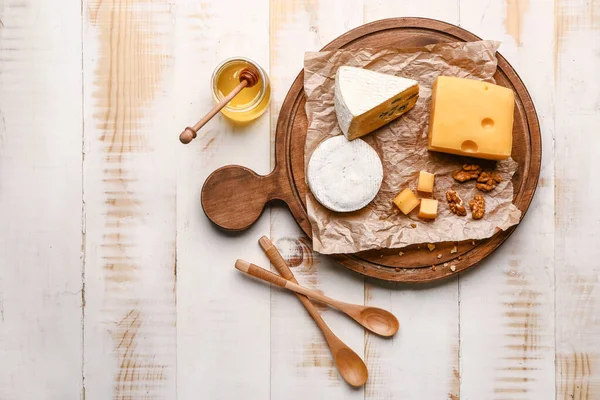 Friss sajtok választéka mézzel a fa asztalon — Stock Fotó