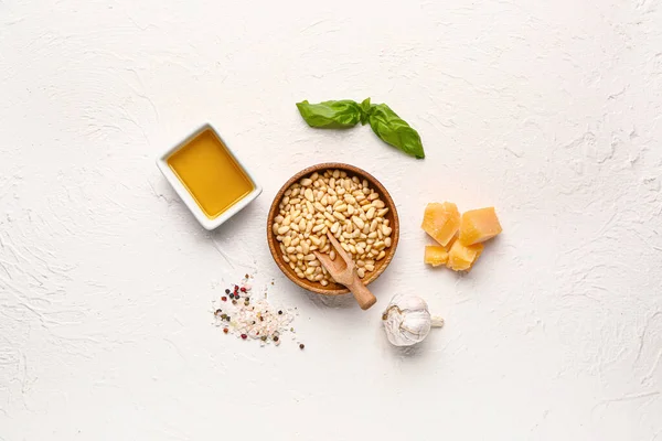 Beyaz arkaplanda pesto sosu içeriği