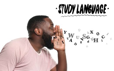 Konuşan Afro-Amerikalı bir adam ve beyaz arka planda bir sürü harf. Yabancı dil eğitimi