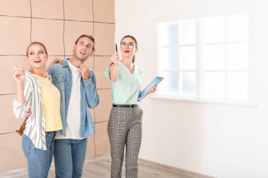 Emlakçı genç çift yeni bir ev gösteren