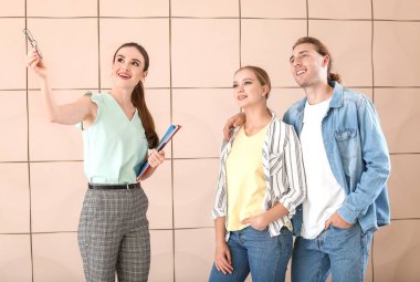 Emlakçı genç çift yeni bir ev gösteren