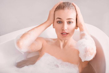 güzel genç kadın banyoda rahatlatıcı