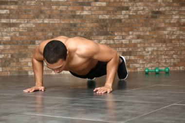 Spor salonunda Afro-Amerikan erkek eğitimi