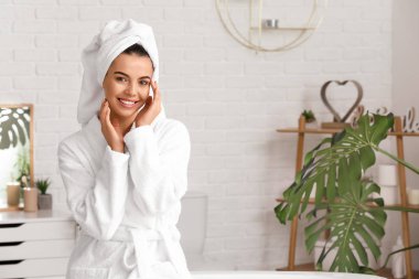 Evde banyo yaptıktan sonra güzel genç bayan.