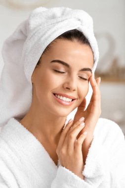 Evde banyo yaptıktan sonra güzel genç bayan.